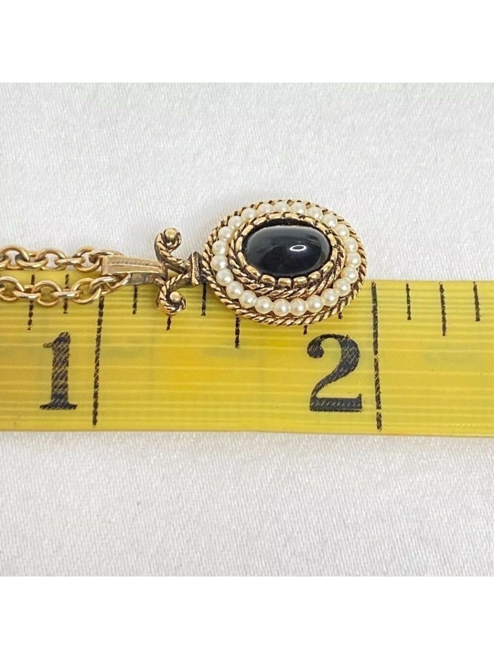 Avon Pendant Necklace Onyx Cabochon Encircled Pearlesque Beads Gold Tone Chain - Picture 14 of 14